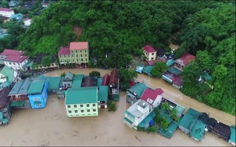 Nước lũ cuồn cuộn chực 'nuốt' nhà chênh vênh bên sông