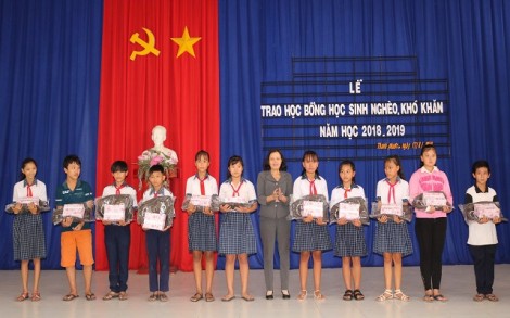 Trao học bổng cho học sinh nghèo xã Thanh Phước