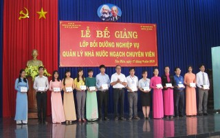 Bế giảng lớp bồi dưỡng kiến thức quản lý Nhà nước ngạch Chuyên viên tại Tân Biên