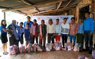 Tặng quà cho người nghèo sống cặp biên giới Việt Nam – Campuchia