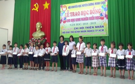 Tiếp sức cho học sinh nghèo đến trường