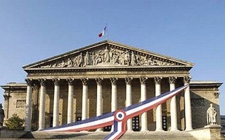 Nghị sĩ nhận thư có bột trắng khiến Pháp sơ tán Quốc hội