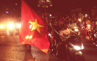 Tưng bừng mừng chiến thắng Olympic Việt Nam vào bán kết Asiad