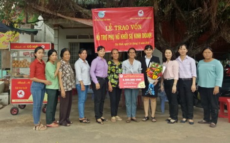 Trao vốn khởi nghiệp cho phụ nữ