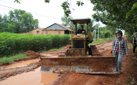 Nữ trưởng ấp vì dân