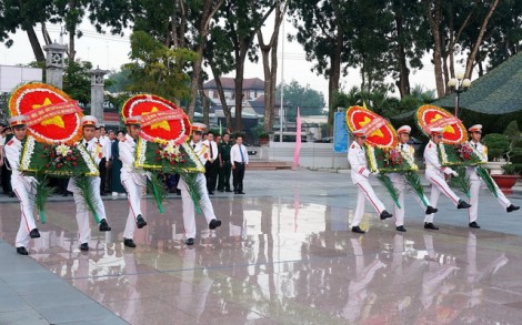 Lãnh đạo tỉnh viếng Nghĩa trang liệt sĩ Trà Võ