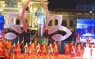 Hoành tráng Chương trình nghệ thuật 'Việt Nam - Con đường vinh quang'