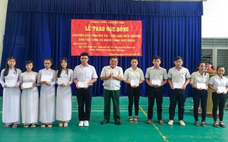 Trung ương Hội Khuyến học Việt Nam trao học bổng cho học sinh Trảng Bàng