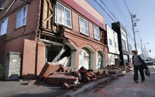 Động đất mạnh tại Hokkaido, Nhật Bản chìm trong thiên tai kép
