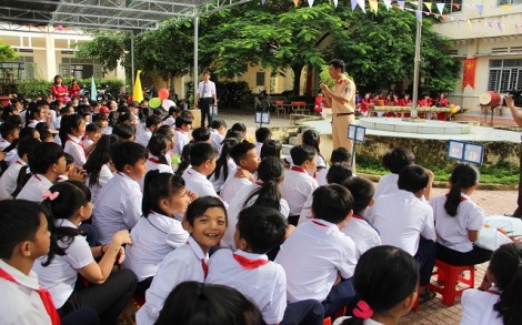 Tuyên truyền pháp luật trật tự ATGT cho học sinh