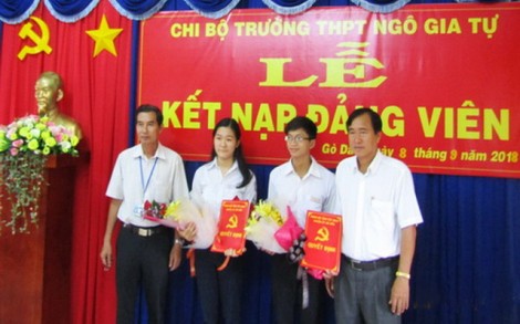 Thêm 2 học sinh lớp 12 được kết nạp Đảng