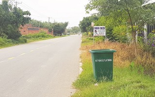 Hạn chế vứt rác bừa bãi từ thùng rác trên đường