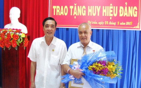 Trao tặng Huy hiệu Đảng cho đảng viên lão thành