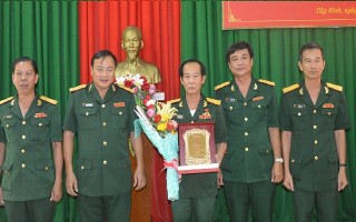 Hiệu trưởng Trường Quân sự Tây Ninh nhận huy hiệu 30 năm tuổi Đảng