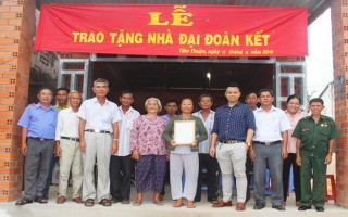 Trao nhà và tiền bạn đọc ủng hộ cho hộ nghèo xã Tiên Thuận
