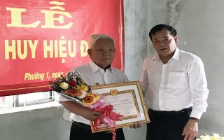 Trao Huy hiệu 70 năm tuổi Đảng cho các đảng viên Phường I