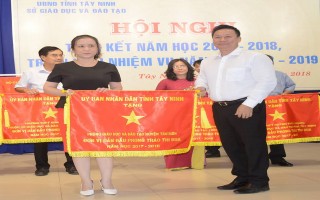 Ngành Giáo dục Tân Biên nhận lá cờ đầu