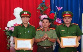 CA Tiền Giang: Khen thưởng 2 chiến sĩ công an hình sự Châu Thành