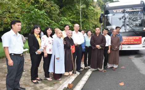 Cứu trợ đồng bào bị thiệt hại do mưa lũ ở tỉnh Thanh Hoá