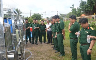 Tặng máy lọc nước cơ động cho Bộ CHQS tỉnh Tây Ninh