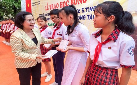 Trao học bổng cho học sinh An Thành