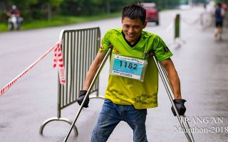 Chàng trai chống nạng chinh phục 10 km giải marathon