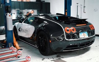 Một lần thay dầu siêu xe Bugatti mua được Camry