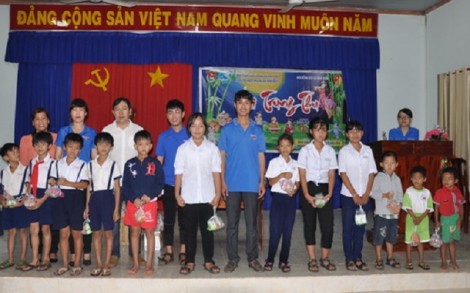 Khắp nơi tổ chức vui Trung thu cho trẻ em