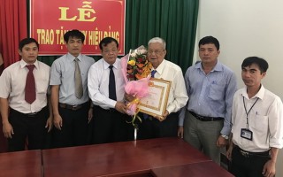 Chủ tịch UBND tỉnh trao huy hiệu đảng cho đảng viên ở TP.Tây Ninh