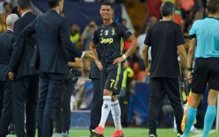 Ronaldo bị treo giò một trận sau thẻ đỏ ở Champions League