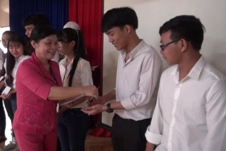 Trao học bổng cho sinh viên huyện Dương Minh Châu
