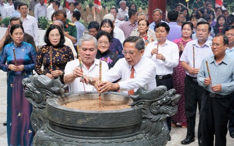 Dâng hương tại Nhà bia Di tích Ban Kiểm tra Trung ương Cục miền Nam