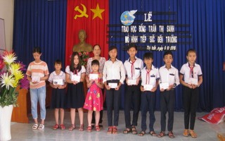 Tân Biên: Trao học bổng cho học sinh nghèo