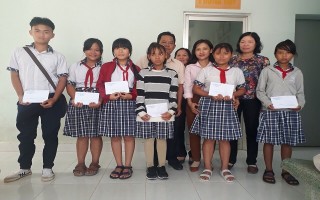 Trao học bổng cho học sinh xã Phước Thạnh