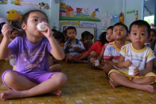 Trẻ em diện chính sách được uống sữa miễn phí