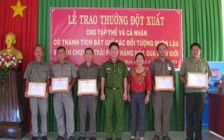 Tân Biên: Khen thưởng tập thể, cá nhân bắt giữ đối tượng buôn lậu