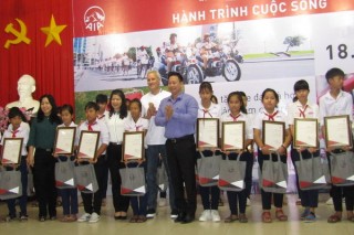 “Hành trình cuộc sống” của AIA Việt Nam đến với trẻ em Tây Ninh