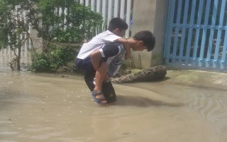 Hàng chục dân khu phố Hiệp Thạnh kêu  vì nước ngập