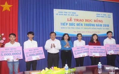 Trao học bổng cho sinh viên có hoàn cảnh khó khăn