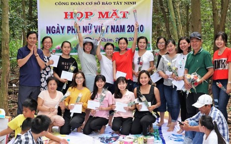 Họp mặt kỷ niệm 88 năm ngày Phụ nữ  Việt Nam