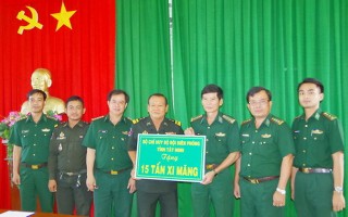 Bộ đội biên phòng Tây Ninh: Hỗ trợ 15 tấn xi măng cho Tiểu khu quân sự tỉnh Svay Rieng