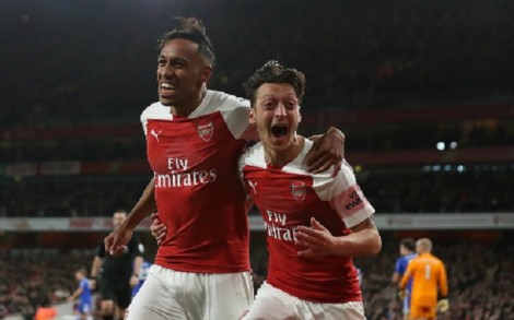 Ozil rực sáng, Arsenal ngược dòng thắng Leicester