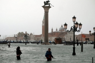 Thủy triều dâng cao, 3/4 diện tích thành phố Venice chìm trong biển nước