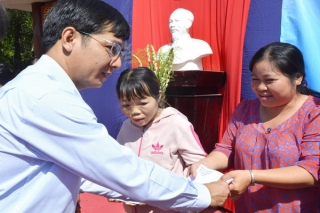 Chủ tịch HĐND tỉnh dự ngày hội đại đoàn kết tại xã Phước Thạnh
