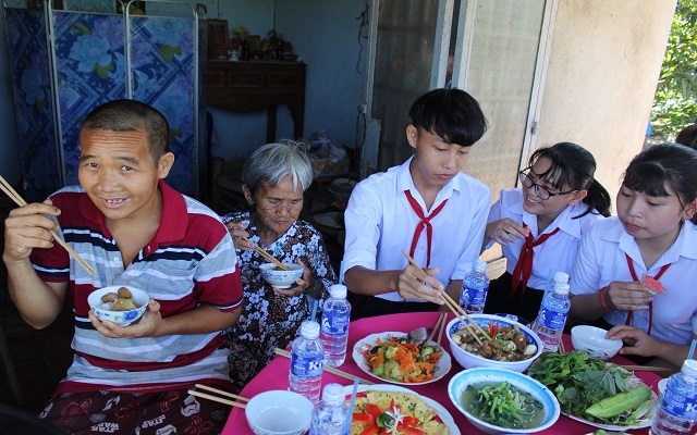 Ấm lòng với “Bữa cơm yêu thương”