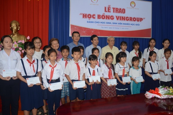 Tập đoàn Vingroup trao 20 suất học bổng cho học sinh Tây Ninh