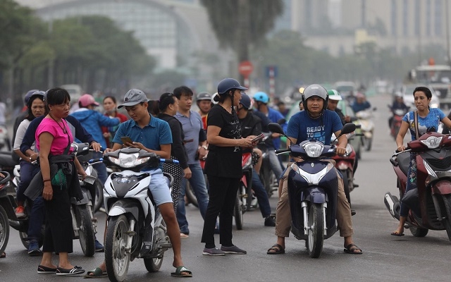 Phe vé tung hoành trong ngày mở bán vé trận Việt Nam - Malaysia