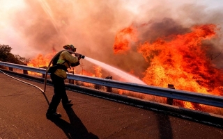 Mỹ: Hình ảnh “bão lửa” giận dữ càn quét bang California
