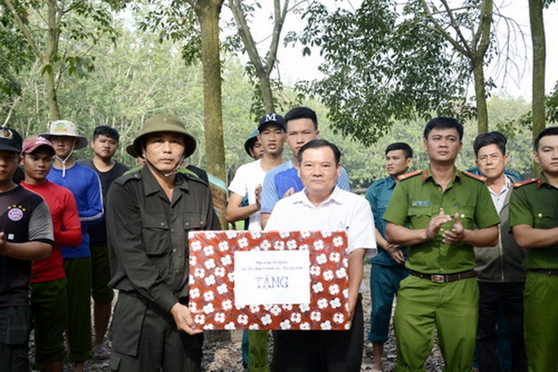 Thăm, tặng quà chiến sĩ làm công tác dân vận tại Dương Minh Châu