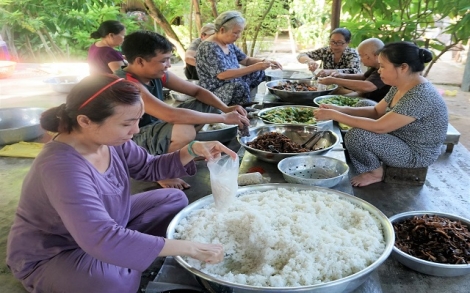 Thầm lặng giúp đời